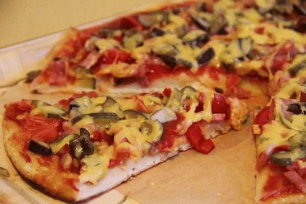 9 рецептов для любителей пиццы 
1. Пицца с вкусным краешком 
2. Пицца «Замечательная» 
3. Пицца по-домашнему 
4. Деревенская пицца 
5. Пицца на сковороде за 10 минут 
6. Отличное тесто для пиццы 
7. Пицца «Любимица» 
8. Тонкое тесто для пиццы 
9. Пицца 