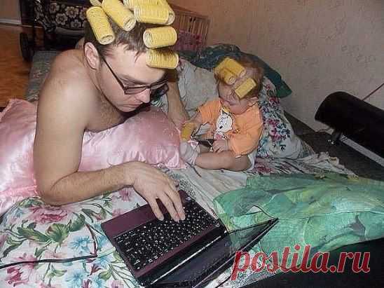 Чем бы дитя не тешилось, лишь бы папке не мешало)))