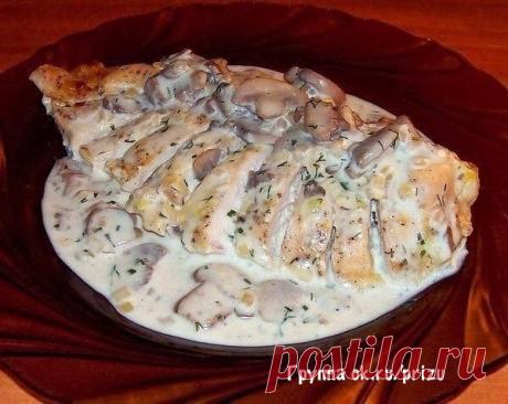 Куриные грудки в сметане, вкуснятина :)

Ингредиенты:

Картофель 7 штук
Куриная грудка 3 штуки
Репчатый лук 1 головка
Сметана по вкусу
Кетчуп по вкусу
Соль по вкусу
Перец черный молотый по вкусу

Приготовление:
1. Порежьте филе некрупными кусочками, а картофель соломкой. Приготовьте заправку, смешав сметану и кетчуп в равных долях. Лук мелко нашинкуйте и обжарьте в горячем масле до золотистого цвета.

2. Разогрейте духовку до 180 градусов. Выложите в огнеупорную форму лук,...