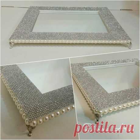 Bandeja espelhada com acabamento em strass e pérolas. #ateliedivinarte #artesanatoemmdf #feitoamão # - ateliedivinarte