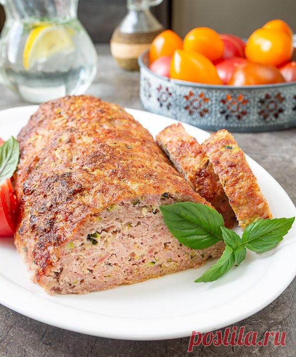Мясная буханка с кабачком на Вкусном Блоге И снова кабачки. На этот раз – в качестве добавки в чудесную мясную буханку. Кабачок делает ее более сочной – и она остается такой даже в остывшем виде. Кабачки подходят любые. Если используете экземпляры постарше, счищайте с них кожу, если молоденькие – на терку их вместе со шкуркой. Кабачок трем…
