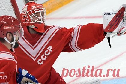 Появилось видео решающего гола в матче России и Швеции на Кубке Первого канала. В сети появилось видео решающего гола в матче сборных России и Швеции в рамках Кубка Первого канала. Единственную шайбу в третьем периоде забросил защитник отечественной команды Вячеслав Войнов. Он поразил угол ворот шведской сборной, воспользовавшись передачей Никиты Гусева.