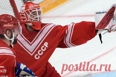 Появилось видео решающего гола в матче России и Швеции на Кубке Первого канала. В сети появилось видео решающего гола в матче сборных России и Швеции в рамках Кубка Первого канала. Единственную шайбу в третьем периоде забросил защитник отечественной команды Вячеслав Войнов. Он поразил угол ворот шведской сборной, воспользовавшись передачей Никиты Гусева.