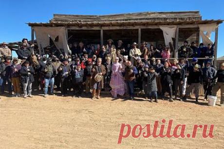 Съемочную группу Болдуина обвинили в неумении обращаться с оружием. Люди, работавшие над вестерном «Ржавчина», в ходе съемок которой режиссер и исполнитель главной роли Алек Болдуин случайно застрелил оператора Галину Хачкинс, не умели обращаться с оружием. По словам источников, сотрудники обладали «зелеными» навыками в этой области, передает телеканал Fox News.