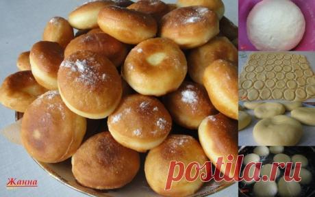 Пончики

Дрожжи (сухие) — 5 г
Молокo (теплое) — 230 мл
Масло сливочное (растопленное) — 50 г
Сахар — 3 ст. л.
Яйцо — 1 шт
Мука — 450 г
Ваниль (по вкусу или ванил.сахар)
Масло растительное (для жарки)
Сахарная пудра (для посыпки)
В миску разбиваем яйцо и добавляем к нему сахар,ваниль, масло и теплое молоко. Перемешиваем и высыпаем сверху дрожжи. Замешиваем тесто, постепенно добавляя муку.
Тесто раскатать слоем в 1 см,тонким стаканом вырезать небольшие кружочки. Оставить на ...