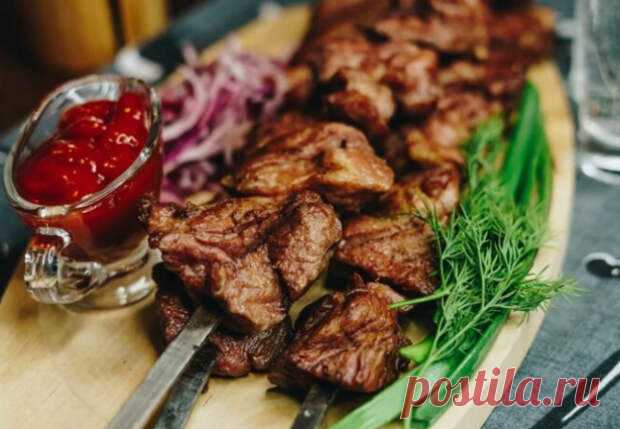 Шашлык из вырезки тает во рту: вкуснее мясо приготовить сложно - Steak Lovers - медиаплатформа МирТесен Сочный шашлык из говяжьей вырезки хорош уже сам по себе, но когда за дело берется настоящий мастер – мясо уже сложно приготовить вкуснее. Маринад здесь только все испортит, поэтому мясо лишь немного приправляем специями, а непосредственно перед жаркой смазываем гранатовым соусом. Говяжье филе