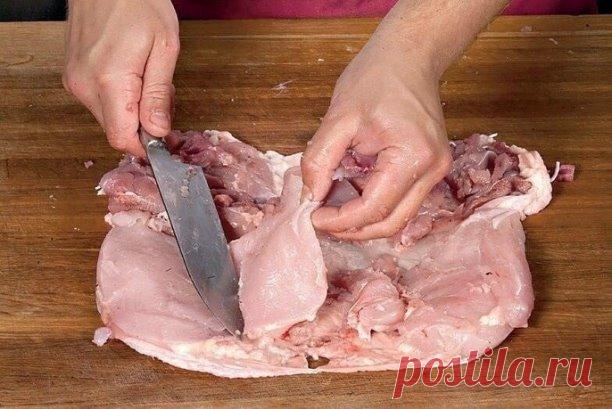 Готовим куриный рулет

Фаршированный куриный рулет – блюдо универсальное. Ароматные бутерброды на завтрак, холодная закуска на обед, пикантное горячее на ужин, да и на праздничном столе ему найдется достойное место. 

Удалите кончики крыльев. Курицу положите грудкой вверх, проведите ножом параллельно килевой кости сначала с одной стороны, потом с другой и аккуратно отделите от грудки. 

Не повреждая кожу, подрежьте позвоночник, ребра и тазовые кости. Удалите хребет вместе ...