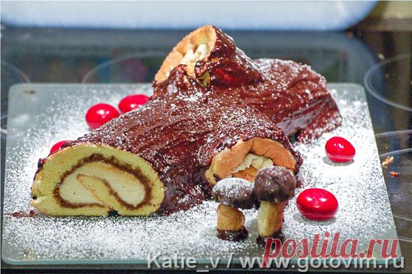 Торт «Бревно Йоля» (бисквитный рулет «Рождественское полено»). Рецепт с фото Праздник Йоль (Yule) в русском язычестве называют Солнцеворот - день зимнего солнцестояния, когда солнце начинало «идти на лето». На время праздника поджигали йольское бревно (Yule Log), которое и стало прототипом этого торта. Готовят торт «Бревно Йоля» на основе бисквитного рулета с начинкой, который покрывают шоколадным ганашем.