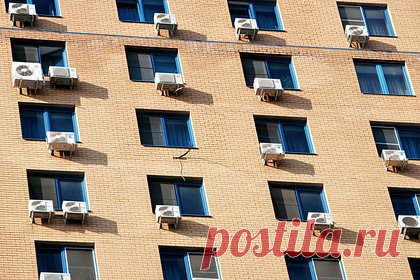 В России школьница попала в плен к сверстницам из-за парня и спаслась через окно. В Амурской области сверстницы заперли восьмиклассницу в комнате из-за парня, после чего школьница решила спастись через окно. Об этом сообщает Telegram-канал Shot. Предварительно, три школьницы в возрасте от 16 до 18 лет под предлогом «вписки» позвали 14-летнюю восьмиклассницу в квартиру.