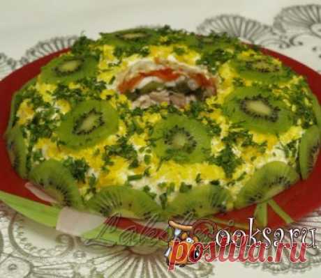 Салат &quot;Малахитовый браслет&quot; #салат #кулинария #праздник #новыйгод #вкусно #рецепты Этот вкусный, эффектный салат будет украшением любого праздничного стола! Гости обязательно попросят у вас рецепт этого салата! Куриное филе — 200 г; яйца — 4 шт; яблоко (кисло-сладкое) — 1 шт; морковь (по-корейски или отварная) — 100 г; майонез — по вкусу ; чеснок — 2-3 зуб.;