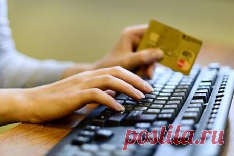 Банки начали блокировать карты россиян за спекулятивные оптовые закупки. Российские банки начали следовать полученным рекомендациям ЦБ и обращать особое внимание на «оптовые закупки» с целью спекуляции. По словам источника издания, речь идет о блокировке карт после операций, «где очевидна закупка для перепродажи». Также ЦБ потребовал от банков отслеживать и другие операции.