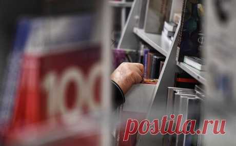 Крупная книжная сеть сняла с продажи книги для экспертизы на ЛГБТ. Книжная сеть «Читай-город – Буквоед» утверждает, что сняла с продажи ряд книг с ЛГБТ-тематикой по инициативе издательства Popcorn Books. Тексты «Лета в пионерском галстуке» и других произведений будут направлены на экспертизу