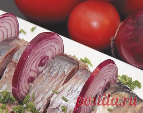 ««Эринг» или маринованная селёдка»

Автор варианта приготовления © Феликс Ручаевский
Для ашкеназских евреев нет рыбы важнее селёдки – если только речь не идёт о гефилте фиш. Но фаршированная рыба – на праздник или в шабат, а селёдка, дешёвая селёдка, – наше всё. Закуски из неё чудеснейшие, а уж как они просты в приготовлении – слов нет.
Ингредиенты:
3–4 крупные сельди,
3 среднего размера луковицы
400 г сливок (жирность 30%) (если эринг подаётся в начале мясной трапезы, сле...