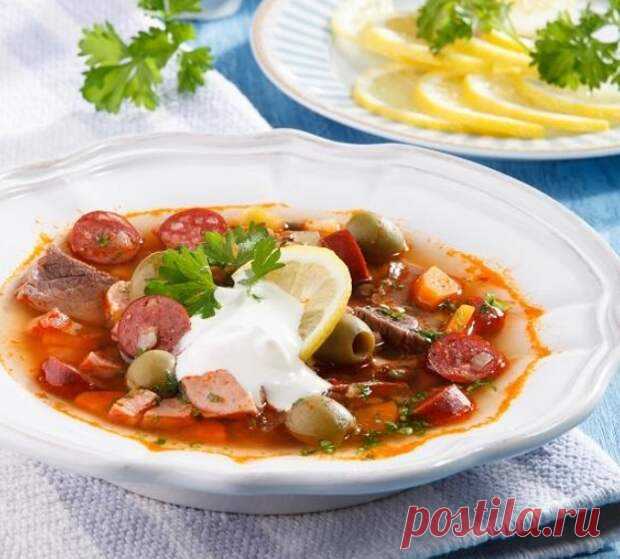 (1) Горячая солянка по-московски - обеденный хит ноября - БУДЕТ ВКУСНО! - медиаплатформа МирТесен Нет ничего вкуснее солянки — так считают многие. И правильно делают, потому что солянка очень питательна, а в межсезонье просто незаменима. Подайте это согревающее блюдо со сметаной и ломтиком лимона. Вкус будет бесподобным. Рекомендуем! Солянка по-московски. Фото: Олег Кулагин/BurdaMedia