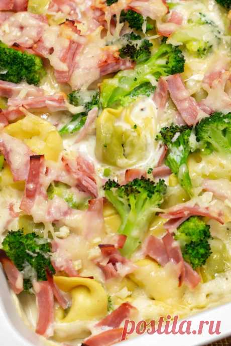 Tortellini Auflauf mit Käse-Sahne-Soße, Schinken & Brokkoli