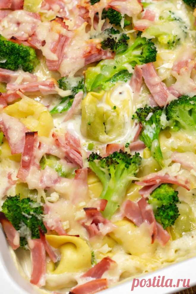 Tortellini Auflauf mit Käse-Sahne-Soße, Schinken & Brokkoli