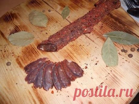 Папа мой балует нас своим вкуснейшим деликатесом! Недавно у него испросила секретный рецептик - делюсь!
СЫРОВЯЛЕНЫЙ ДЕЛИКАТЕС
Ингредиенты: 
Для вкуснейшего и полезного сыровяленого деликатеса,понадобится:
- 1 свиная вырезка;
- 100 гр.водки(коньяка);
- всевозможные специи;
- крупная морская соль.
Приготовление:
1. Свиную вырезку промыть,удалить не нужный жир и жилки.Натереть со всех сторон солью,специями.Уложить в глубокую посуду(я использовала форму для запекания).Положить мясо,залить водк