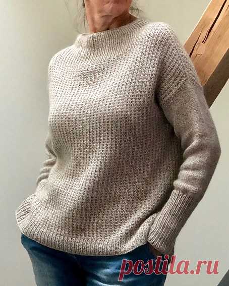 Свитер Sixty Years от Wollweg Knits

Стильная модель женского свитера оверсайз, связанного из двух видов тонкой благородной пряжи на спицах 4.5 мм. Свитер вяжется от воротника (который подворачивается на изнанку и подшивается изнутри) с прибавления по типу реглана погон. Сначала все петли вяжутся обычной резинкой 1х1, потом узором резинка 