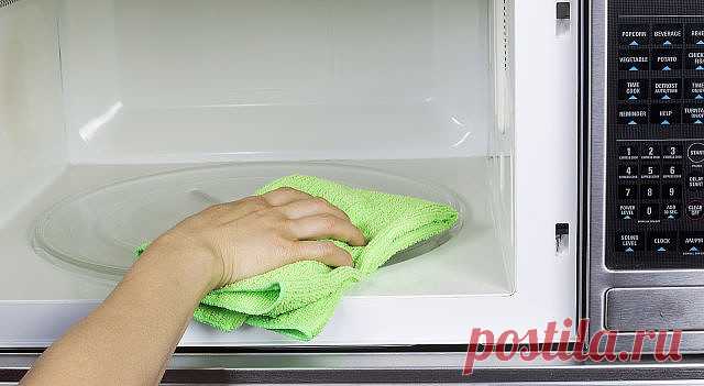 Микроволновка заблестит, как новая! 
 
Раньше пользовалась моющими средствами, но при сильных загрязнениях микроволновки, они почти бессильны. А вот с помощью этого простейшего рецепта справились с проблемой без труда. Удалось отмыть да…