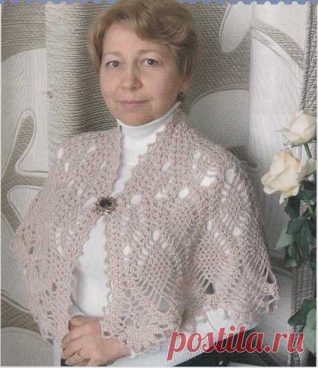 Теплая красивая накидка крючком ананасовым узором. Это почти полукруг т.е вязание напоминает вязание салфеток.
Обратите внимание, как благородно смотрится данная модель.
