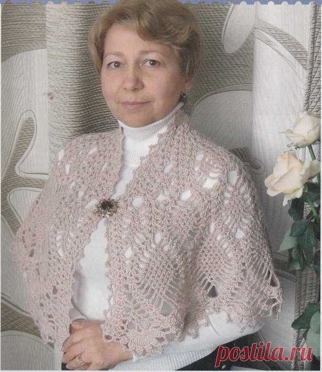 Теплая красивая накидка крючком ананасовым узором. Это почти полукруг т.е вязание напоминает вязание салфеток.
Обратите внимание, как благородно смотрится данная модель.