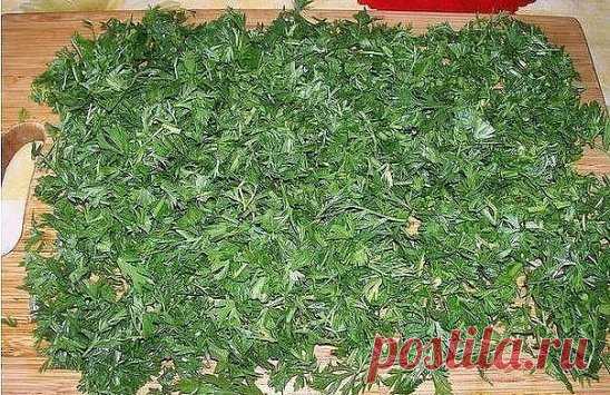 БОТВА МОРКОВИ.
Морковная ботва не менее полезна, чем корнеплод, - и для зрения, и для печени и т.д.
А всего-то и надо, что помыть ботву, порезать, как петрушку, высушить и добавлять по возможности во все первые блюда перед концом варки. На вкусе это никак не отразится, а польза несомненная.
Можно заваривать, как чай и пить - но это на любителя. А вот ботву (сочную, зелёную) от свёклы можно мелко порезать и заморозить. Зимой добавьте горсточку в щи, борщ или сварите лёгкий супчик из ботвы и вз