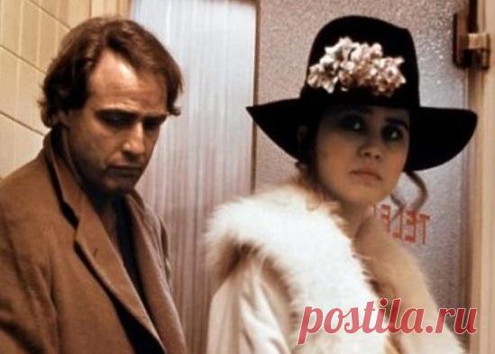 Что было запрещено показывать в советских кинотеатрах В советское время действовала строгая цензура, под которой подразумевался контроль партийных органов СССР над распространением и содержанием информации. Она касалась фильмов, музыки, радиопередач, фотографий. Основной целью цензуры было недопущение к распространению идей, которые считались вредными, нежелательные.