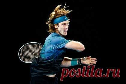 Россиянин Рублев проиграл в 1/4 финала и вылетел с Australian Open. Российский теннисист Андрей Рублев проиграл итальянцу Яннику Синнеру в 1/4 финала Australian Open и вылетел с турнира. Встреча прошла во вторник, 23 января, и продлилась три сета. Соперник россиянина одержал победу со счетом 6:4, 7:6, 6:3. Соперники провели на корте 2 часа и 38 минут.