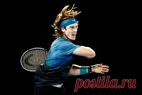 Россиянин Рублев проиграл в 1/4 финала и вылетел с Australian Open. Российский теннисист Андрей Рублев проиграл итальянцу Яннику Синнеру в 1/4 финала Australian Open и вылетел с турнира. Встреча прошла во вторник, 23 января, и продлилась три сета. Соперник россиянина одержал победу со счетом 6:4, 7:6, 6:3. Соперники провели на корте 2 часа и 38 минут.