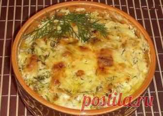 Картошка с курицей и грибами под соусом в глиняных горшочках

Ингредиенты:

Куриное филе — 400 гр.
Картофель — 250 гр.
Лесные грибы (можно любые другие0 — 250 гр.
Сыр — 60 гр.
Сметана — 40 гр.
Репчатый лук — пару средних луковиц
Чеснок — пару долек
мука — 80 гр.
Вода — 150 мл.
Соль
Специи
Перец

Приготовление:

Куриное филе промоем под холодной водой и выложим на бумажные салфетки. Как только мясо обсохнет, нарежем его небольшими кусочками.

К муке добавим соль, специи, пе...