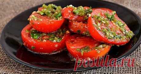 Быстрые помидоры по-корейски
Отличная закуска, которая радует любой праздничный стол - помидоры по корейски. Делается быстро и легко. Вкусно!
Ингредиенты:
-2 кг помидор порезать крупно (пополам)
-4 шт. болгарских перца
-2 головки чеснока
-зелень
Заправка:
-100 гр. уксуса
-100 гр. растит. масла
-100 гр. сахара
-2 ст. л. соли.
Приготовление:
Перец, чеснок (слова автора: я добавляла 2 шт. горького перца) перекрутить на мясорубке . Перемешать. Зелень порезать.
Укладывать слоями в 3-х литровую банку:
