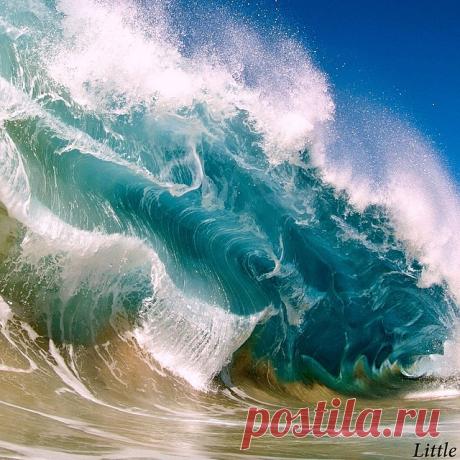 Этот смельчак ныряет в самые большие волны и делает просто потрясающие снимки!