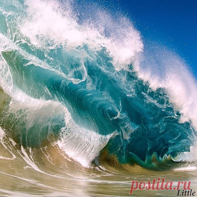 Этот смельчак ныряет в самые большие волны и делает просто потрясающие снимки!