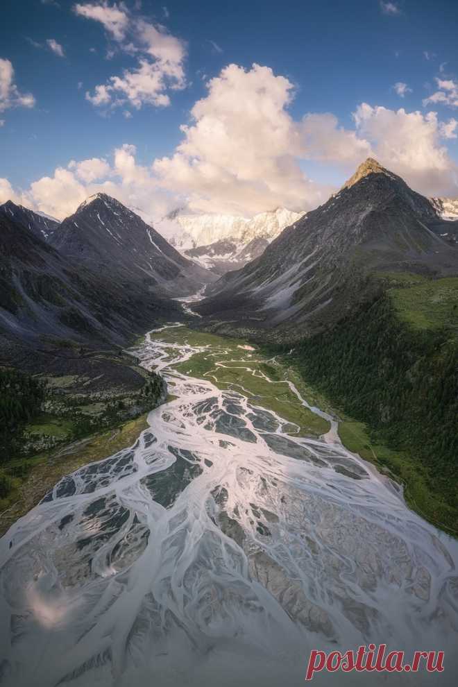 Утро у горы Белуха. Республика Алтай

©️ Фото: Михаил Загруев