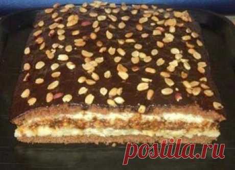 Торт «Домашний» Торт «Домашний» с потрясающим вкусом. Попробовав раз, теперь готовлю постоянно!  ИНГРЕДИЕНТЫ ДЛЯ ТЕСТА. 3 яйца.  1 ст. сахара.  3 ст. л. густой сметаны.  3 ст. л. какао-порошка.  1 ст. муки.  1 ст. л. разрыхлителя. ИНГРЕДИЕНТЫ ДЛЯ ПЕРВОГО КРЕМА. 1 ст. манки.  3/4 ст. сахара.  250 г сливочного масла.  3 ст. молока. ИНГРЕДИЕНТЫ ДЛЯ ВТОРОГО КРЕМА. 1 упаковка несоленых крекеров (печенья)  0,5 л вареного сгущенного молока.  200 г жареного арахиса. ПРИГОТОВЛЕНИЕ....
