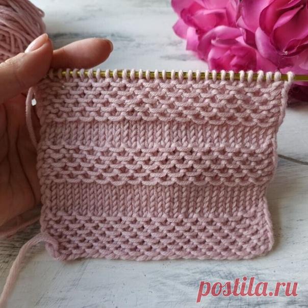 Очень красивый узор с протяжками спицами

Раппорт узора составляет 2 петли в ширину и 4 ряда в высоту.

Описание вязания узора поворотными рядами:
Для вязания узора поворотными рядами набрать нечетное число петель.
1 ряд: кром. петля, *1 лиц., 1 петлю снять не провязывая, нить за работой*, 1 лиц, кром. петля.
2 ряд: кром. петля, *лицевые петли*, кром. петля.
3 ряд: кром. петля, 2 лиц., *1 петлю снять не провязывая, нить за работой, 1 лиц. *, 1 лиц., кром. петля.
4 ряд: кро...