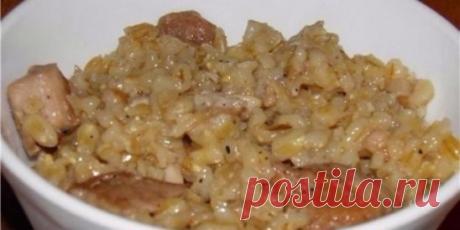 Идеальная перловка приготовленная в духовке с овощами и мясом ! Теперь готовлю часто!
.
Ингредиенты:
500 грамм перловой крупы,350 грамм мяса,
3 небольших или 1,5 средних луковицы,
0,5 средней морковки,
2 листика лаврового листа,
соль и перец по вкусу.
.
Приготовление:
Перловку замочить на 2-3 часа в холодной воде. Мясо порезать мясо на кусочки и обжариваем на сильном огне в утятнице. Лук нарезать и добавляем к мясу, солим. Добавляем перловку и наливаем кипятка на 2,5 пальца выше перловки, солим