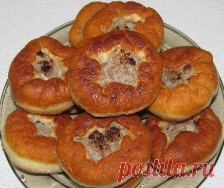 Беляши с мясом на сковороде.
