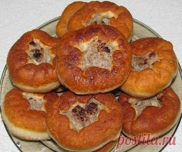 Беляши с мясом на сковороде.