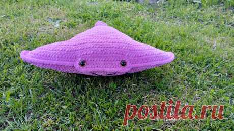 PDF Малыш Скат крючком. FREE crochet pattern; Аmigurumi toy patterns. Амигуруми схемы и описания на русском. Вязаные игрушки и поделки своими руками #amimore - морской скат из плюшевой пряжи, большая плюшевая рыба, декоративная подушка.