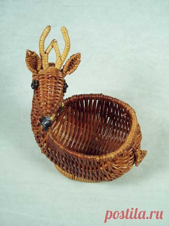 Cute Avon Reindeer Wicker Basket from the 1980s, Christmas