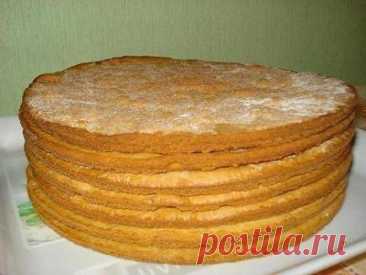 Как быстро приготовить коржи для торта.
Коржи для торта в количестве девять - десять штук можно приготовить всего за пол часа. Затем взбить или сварить крем, промазать коржи и получится вкуснейший торт. Рецепт приготовления коржей предлагаем ниже...
Итак, нам нужны такие продукты: двести грамм сметаны и одна чайная ложечка соды пищевой, плюс двести грамм сахарного песка и три стакана муки.
Как готовить тесто для коржей: сметана перекладывается в емкость стеклянную, доба...