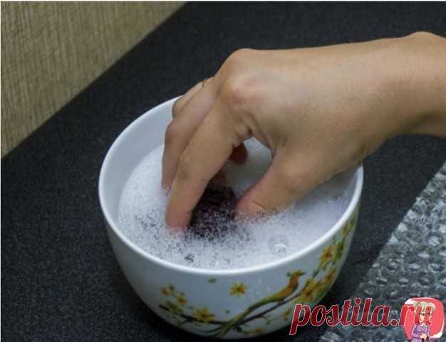 РАСТВОР, КОТОРЫЙ ОТМЫВАЕТ ВСЁ!
Мою всё....
Посуду, мебель, внутри шкафов, плитку, линолеум, бытовую технику, выключатели, батареи. Моментально отмывает. Все блестит.
Делаю раствор:
1,5 л. теплой воды + 2 ст.л. соды питьевой + 2 ст.л. уксусной эссенции + 1 ст.л. лимонной кислоты.
Посуду ополаскиваю. Шкафы протираю сверху мягкой тряпкой, которую кладу в этот же раствор на несколько минут и прополаскиваю.
