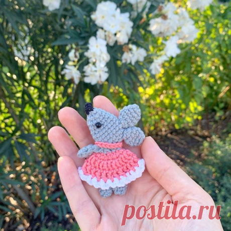 Вязаная брошка мышка крючком