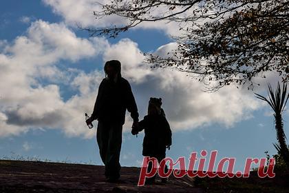 Российский иммунолог назвал способы защитить детей от омикрон-штамма. Редкое посещение общественных мест, вакцинация родственников и ношение масок помогут защитить детей от заражения омикрон-штаммом. По словам эксперта, дети сами являются переносчиками инфекции. Николай Крючков отметил, что, по последним данным, новый штамм сильнее бьет по детям до двух лет.