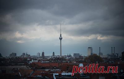 Прокуратура Берлина инициировала расследование в связи с деятельностью "Русского дома". По данным представителя правоохранительных органов Себастьяна Бюхнера, проводится проверка на предмет нарушения Закона о внешнеэкономической деятельности