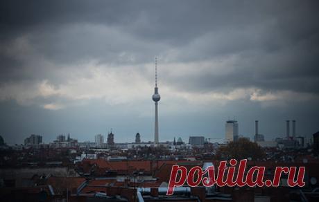 Прокуратура Берлина инициировала расследование в связи с деятельностью "Русского дома". По данным представителя правоохранительных органов Себастьяна Бюхнера, проводится проверка на предмет нарушения Закона о внешнеэкономической деятельности