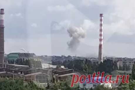 Мощный взрыв произошел в Таганроге Ростовской области. В Таганроге Ростовской области произошел мощный взрыв. Об этом сообщает Telegram-канал Mash. По данным авторов поста, взрыв прогремел в районе улицы Адмирала Крюйса около аквапарка «Лазурный». Очевидцы сообщили, что взрывная волна выбила стекла у близлежащих домов, также сработала сигнализация у нескольких автомобилей.