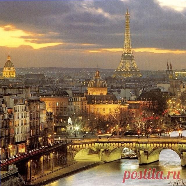 Я влюблен в парижскую осень. 
Общеизвестно местным жителям, что, как только летние туристы уходят, воздух становится более четким, а листья начинают желтеть, город возвращается к своему регулярному ежедневному моджу романтики, мрачности и вечной тайны...