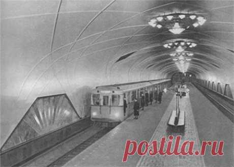 Facebook
15 октября 1934 года первый поезд московского метрополитена прошел по маршрут «Комсомольская» - «Сокольники», но людей в него во избежание казусов решили не сажать. Первым пассажирам разрешили покататься на подземке только в начале 1935 года - это были исключительно передовики производства и делегаты VII Всесоюзного съезда Советов. Удивительные факты и легенды из жизни метро к юбилею собрала Валентина Оберемко:
https://www.aif.ru/realty/city/1354850
Фото: сommons.wikimedia